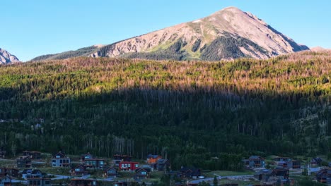 telephoto-timelapse-of-sunrise-over-buffalo-mountain-colorado-in-the-morning-light-AERIAL-TRUCKING