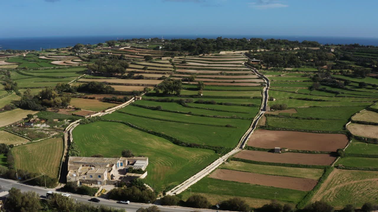 vista aérea de campos verdes en el campo de marsaxlokk en la región sureste de malta