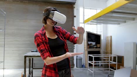 soldadora usando auriculares de realidad virtual 4k