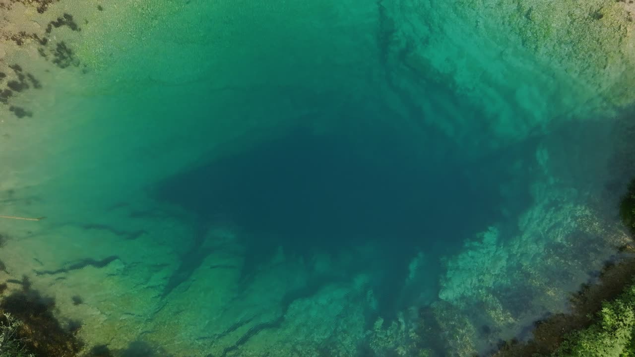 elevación aérea de la fuente de agua cetine y la naturaleza verde en croacia