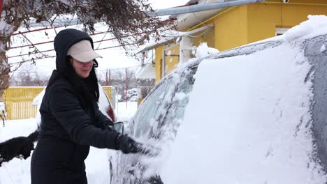 Frau-Entfernt-Schnee-Aus-Dem-Auto-An-Einem-Wintertag---Nahaufnahme