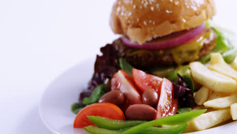 bocadillos y ensalada en el plato