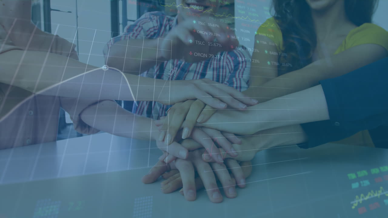 사무실 동료들이 손을  ⁇ 고 있는 금융 데이터 처리의 애니메이션