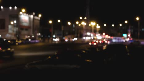 fondo de la ciudad por la noche con automóviles en movimiento. fondo fuera de enfoque con luces borrosas sin enfoque de la ciudad.