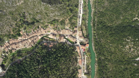 Vista-Aérea-Vertical-De-Drones-De-Saint-Guilhem-Le-Desert-Pueblos-Medievales-Francia