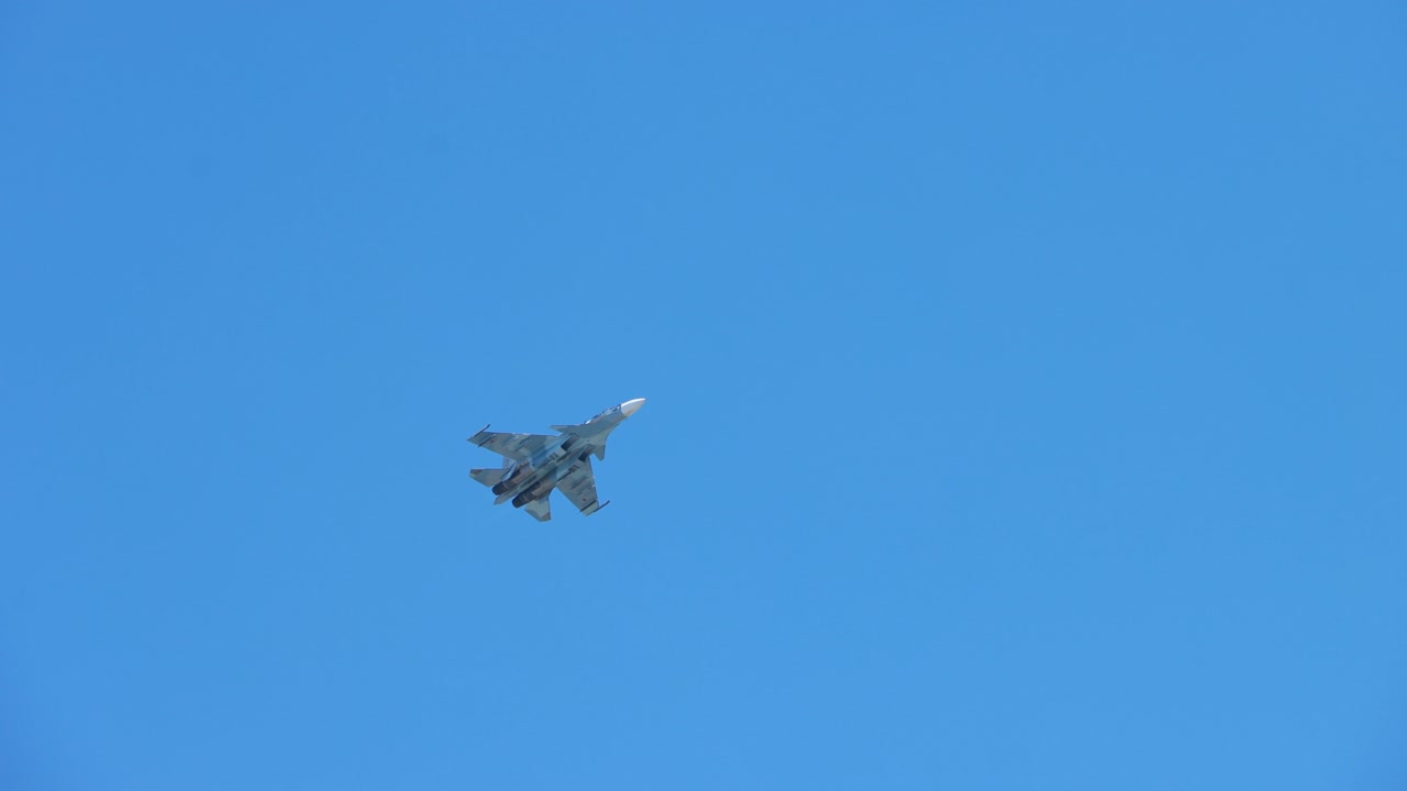 avión de combate militar realiza maniobras en el cielo