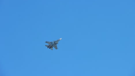 avión de combate militar realiza maniobras en el cielo