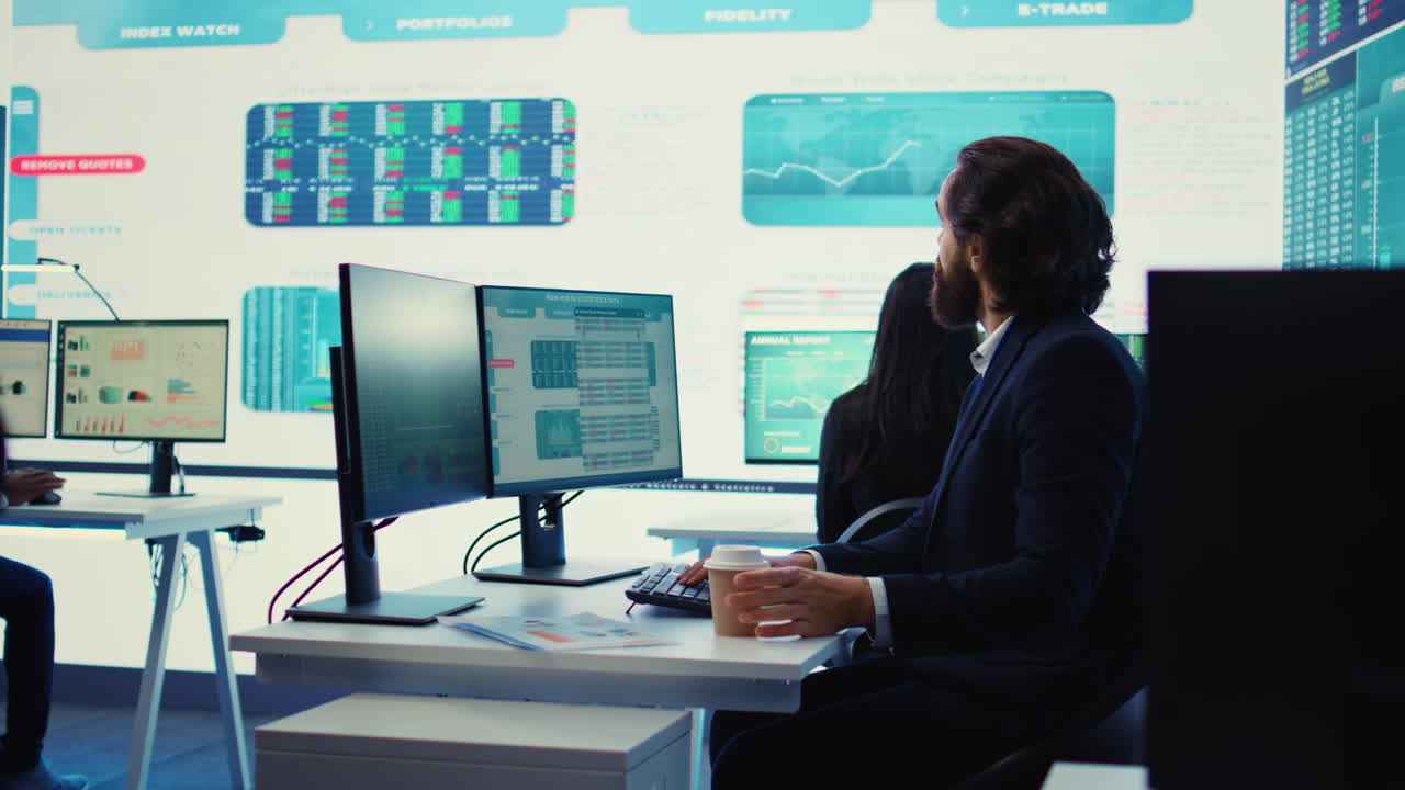 empleado corporativo que examina los detalles y los calendarios del proyecto