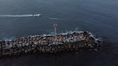 Carreras-De-Esquí-En-Lancha-Rápida-De-Long-Beach-Desde-El-Puerto-Deportivo-De-Lbc-Hasta-La-Isla-Catalina,-Puerto-Deportivo-De-Long-Beach,-Océano-Pacífico-5