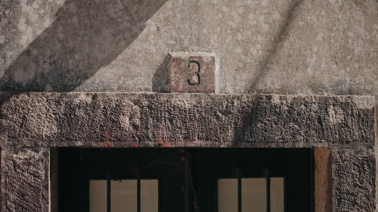 신트라 포르투갈에서 숫자 3으로 표시된 풍화된 석조 출입구의 클로즈업 뷰