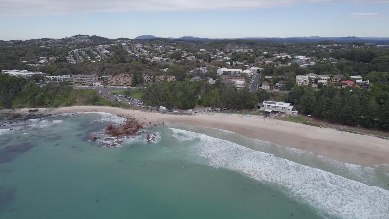 playa flynns y playa rocosa en port macquarie, nsw, australia - toma aérea de un dron