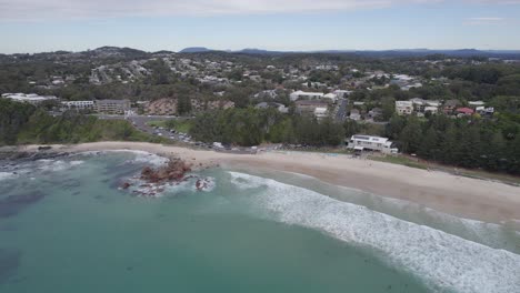 playa flynns y playa rocosa en port macquarie, nsw, australia - toma aérea de un dron
