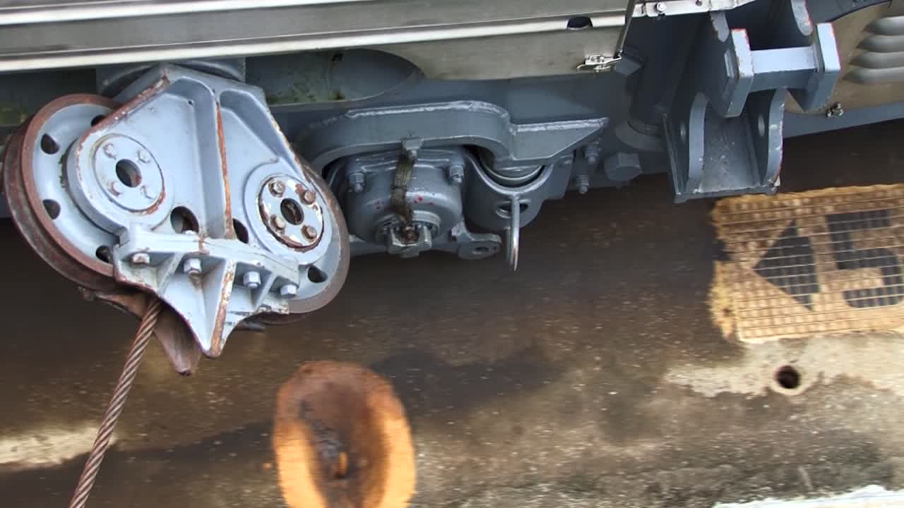 파나마 운하에서 전기 기관차의 케이블 제어 시스템의 극단적인 클로즈업