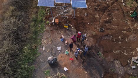 vista aérea de la bomba de agua de las personas que trabajan bajo la bomba de agua solar