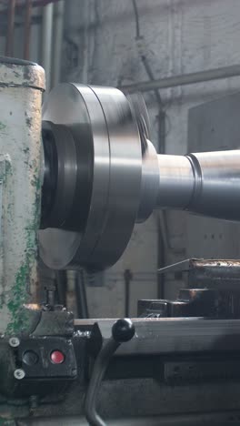 proceso de elaboración de metales en un torno