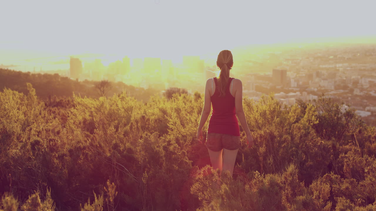 산책, 해가 지고 산에 있는 여자와 함께 도시