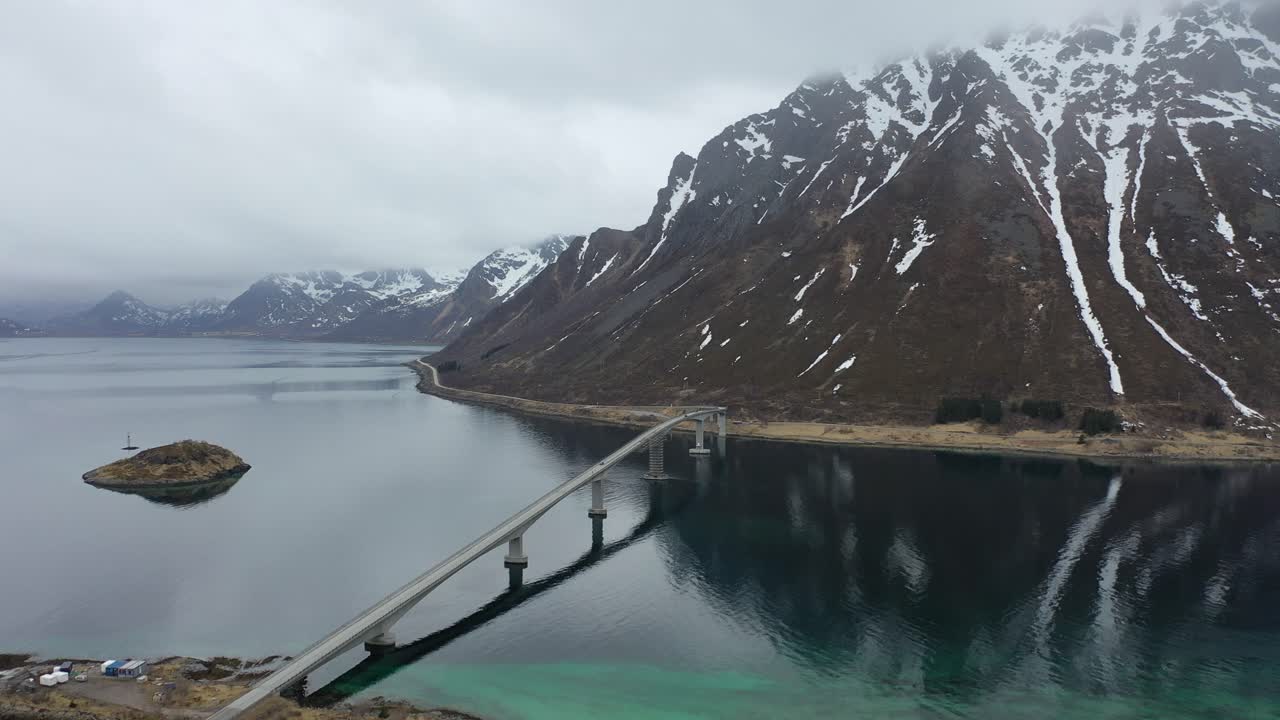 volando sobre los picos de las montañas lofoten reine con vistas al pintoresco océano azul invernal