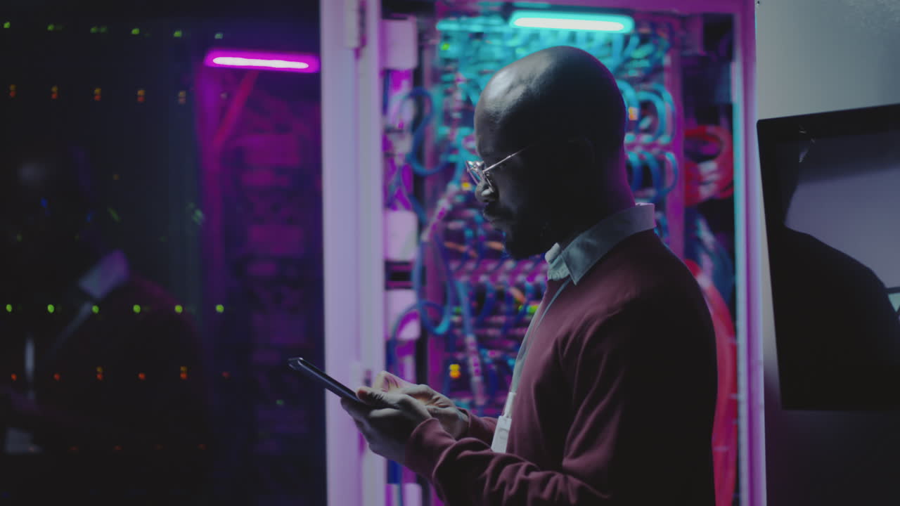 es un profesional que trabaja en un centro de datos.