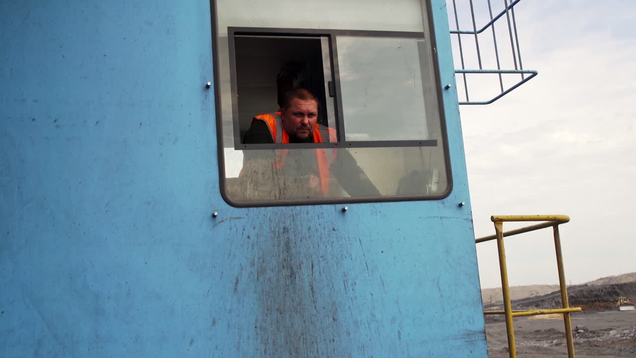 trabajador en una cabina de control de minería