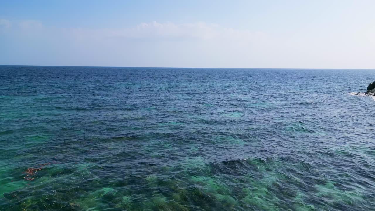 해변에 있는 여자 외로운 꿈의 섬