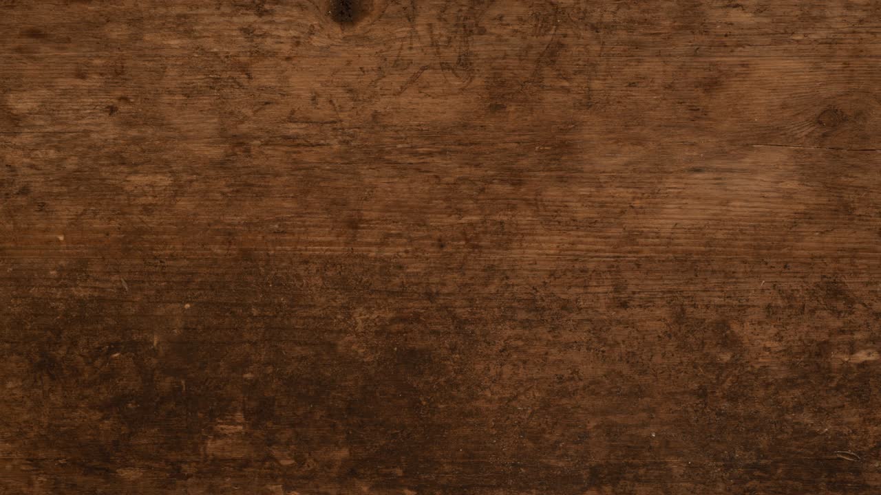 desempaquetar y envolver un pedazo de papel sobre un fondo de madera. doblar y desplegar una nota de papel en blanco sobre un panel de madera.