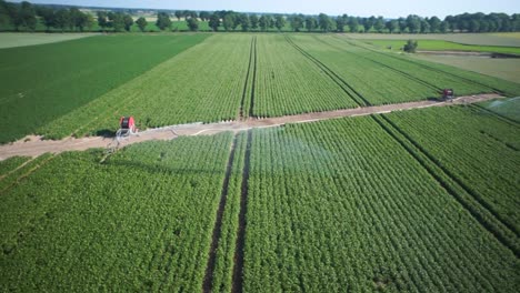 Imágenes-Aéreas-De-La-Lluvia-Durante-El-Trabajo-Con-El-Arco-Iris-En-El-Campo-De-Patatas