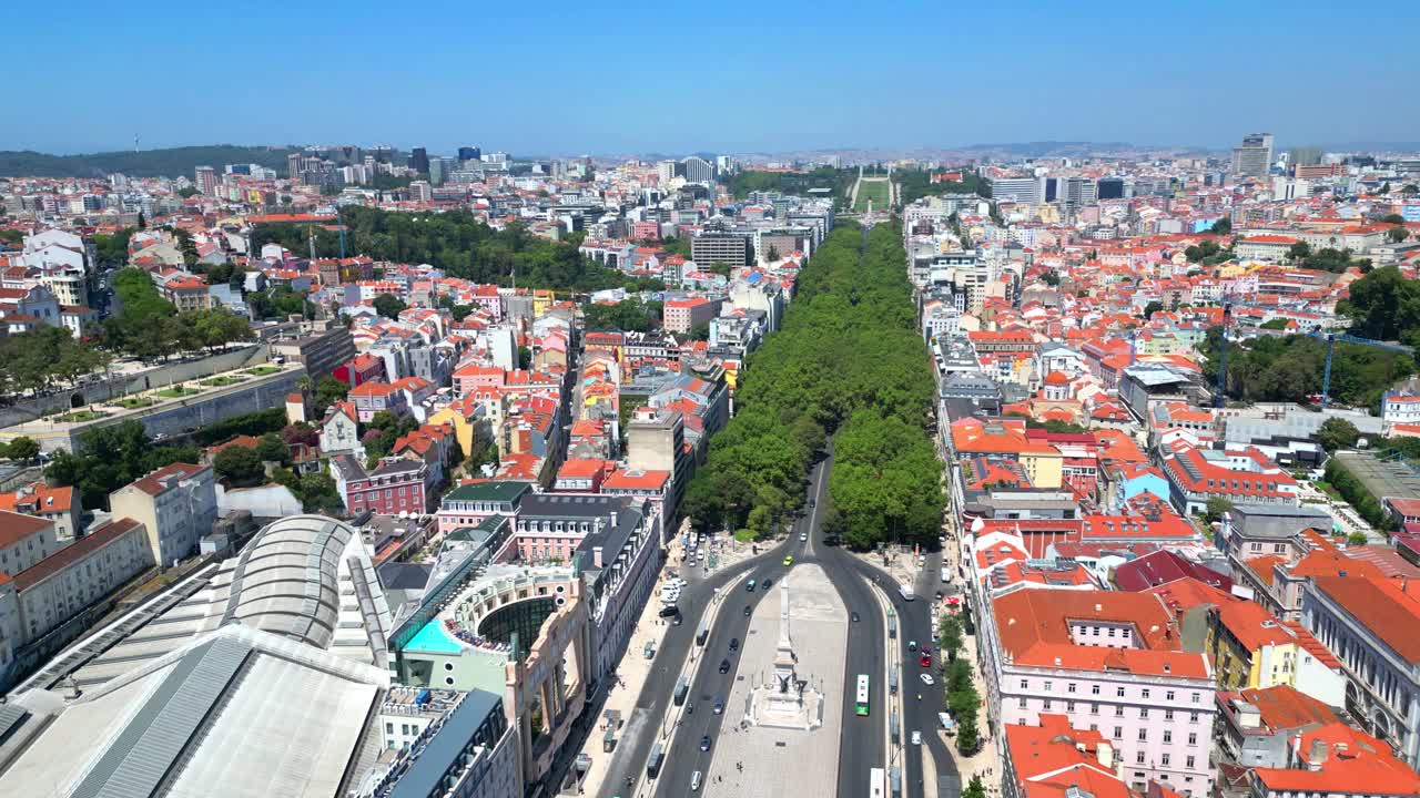 In volo verso Piazza Restauradores con Viale Liberdade sullo sfondo e il paesaggio urbano di Lisbona, Portogallo