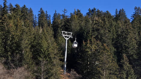 Zeitraffer-Eines-Luftblasen-Skilifts,-Der-Durch-Eine-Lücke-In-Einem-Wald-In-Den-Französischen-Alpen-Fährt