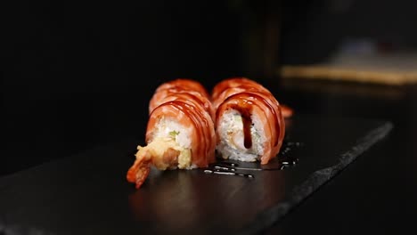 salmón y rollo de sushi de tempura