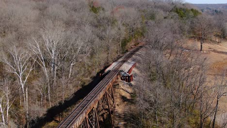 enge luftaufnahme von eisenbahnschienen, die aus dem wald laufen und auf den papst lick trestle in louisville, kentucky