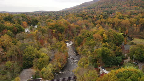 Una-Toma-Aérea-Del-Colorido-Follaje-De-Otoño-En-El-Norte-Del-Estado-De-Nueva-York