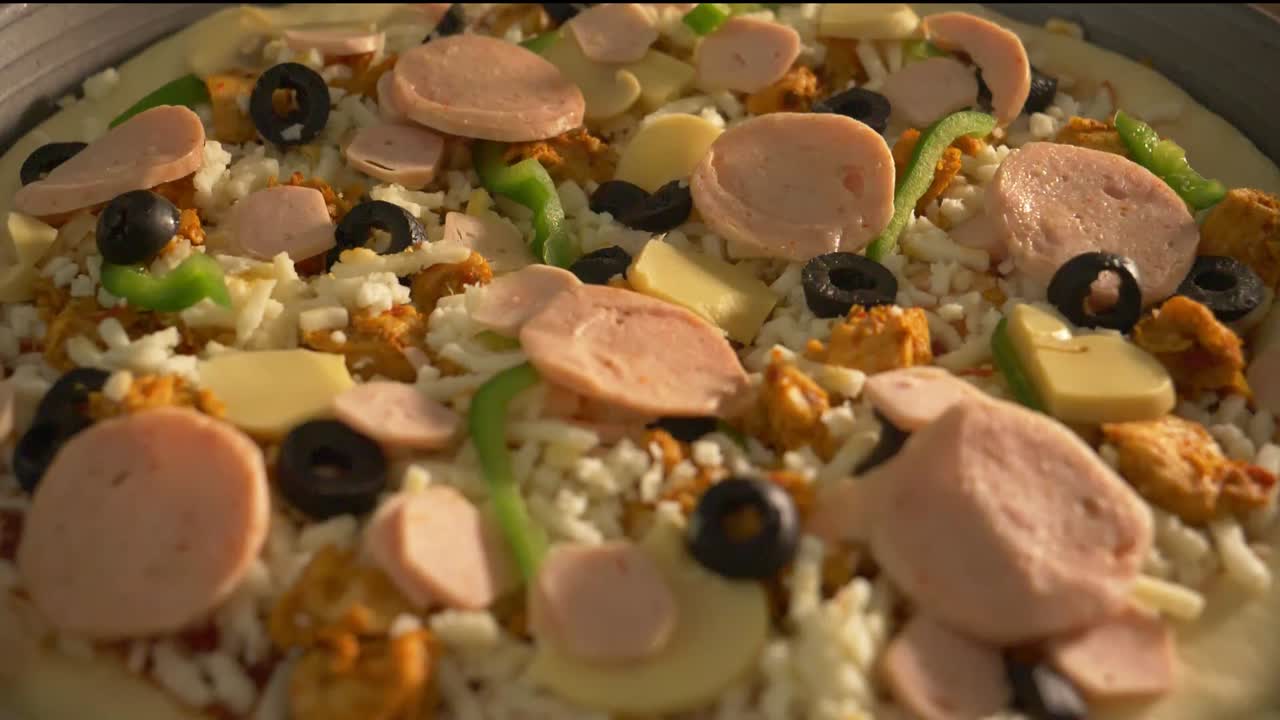 햄 치킨 올리브 피자를 가까이서 본 모습