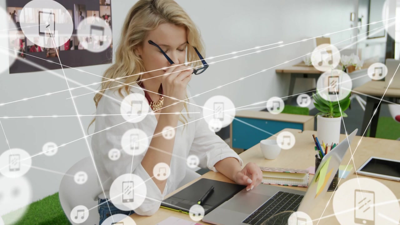 Donna d'affari che risponde al telefono, con grafici di rete in crescita, mentre pulisce gli occhiali e controlla il laptop.