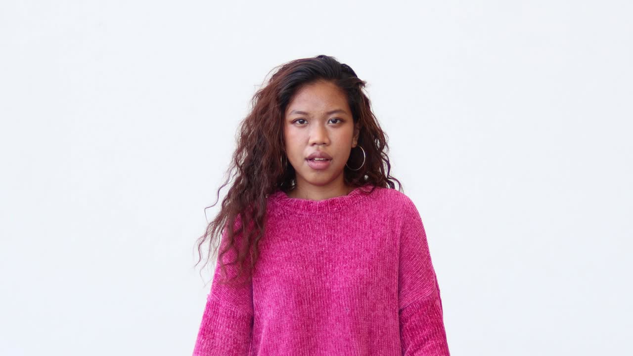 Surprise African woman afro raising hands looking at camera with big eyes.