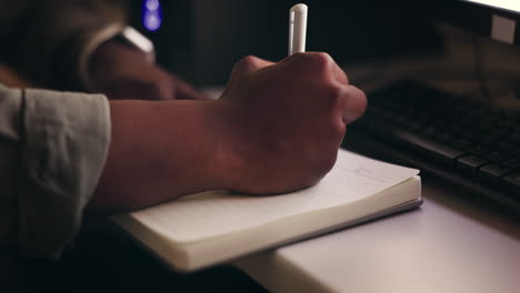 cuaderno, mano y hombre escribiendo