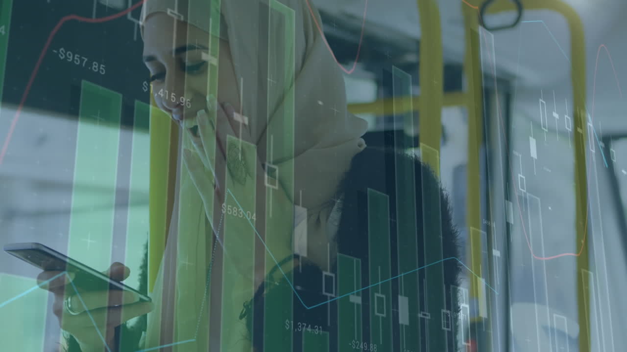 animación del procesamiento de datos financieros sobre una mujer con hijab usando un teléfono inteligente