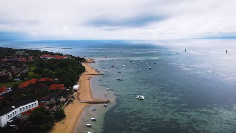 Wunderschöne-Drohnenaufnahmen-Vom-Strand-Von-Sanur-Auf-Bali