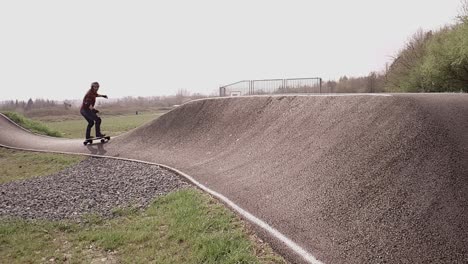 metraje de eboarding alrededor de una pista de bmx