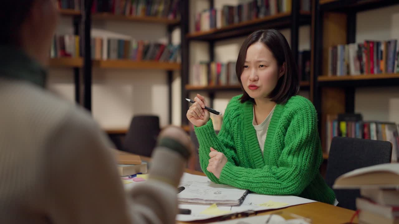 도서관 에서 토론 하는 여자