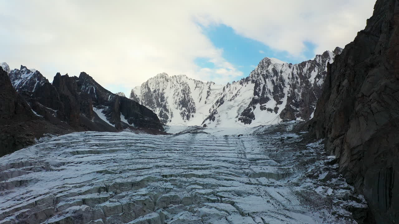 toma aérea cinematográfica de drones subiendo por el lado del glaciar ak-sai en kirguistán