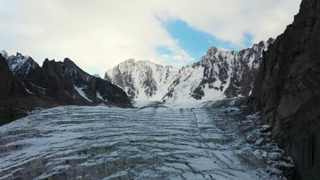 Toma-Aérea-Cinematográfica-De-Drones-Subiendo-Por-El-Lado-Del-Glaciar-Ak-sai-En-Kirguistán