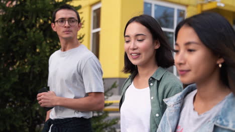 Gruppe-Von-Drei-Jungen-Japanischen-Freunden,-Die-Sich-Im-Freien-Unterhalten-Und-Zusammen-Spazieren-Gehen-2