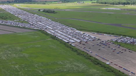 vista aérea se acerca a miles de vehículos no deseados almacenados en la antigua pista del aeródromo raf thurleigh