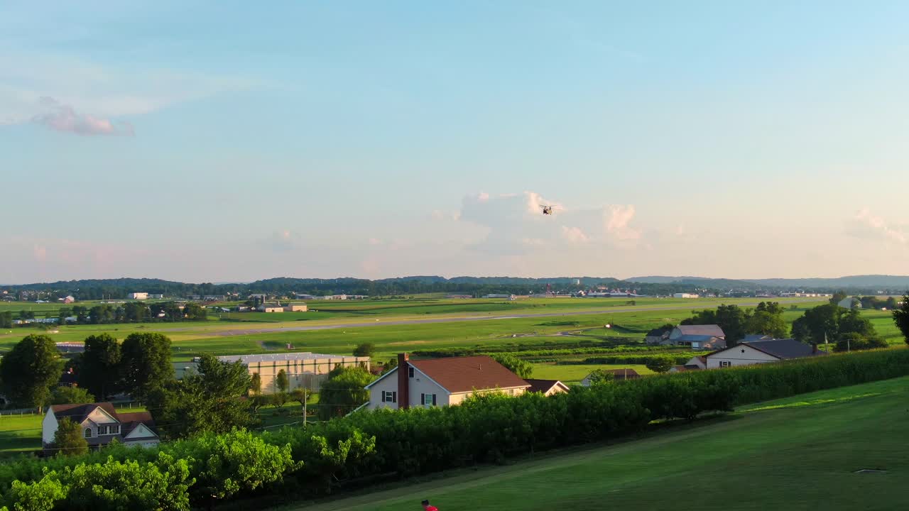 랭커스터 펜실베니아 공항에 원거리 착륙 중인 헬기의 패닝 샷