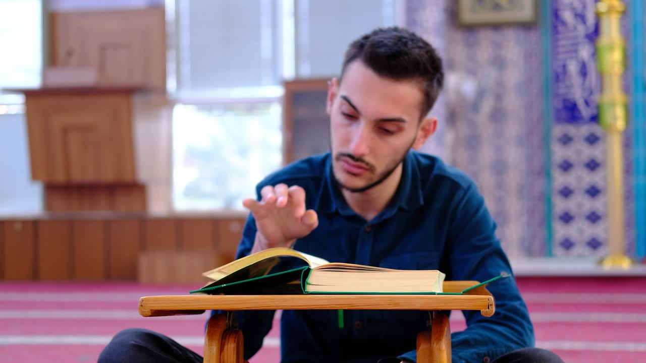 젊은 무슬림이 꾸란을 송하는 모스크