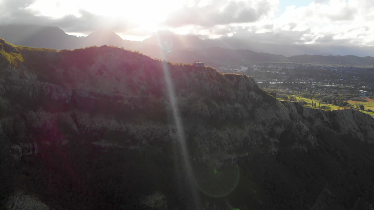 렌즈 플레어가 있는 하와이의 필박스 하이킹에 있는 벙커의 공중