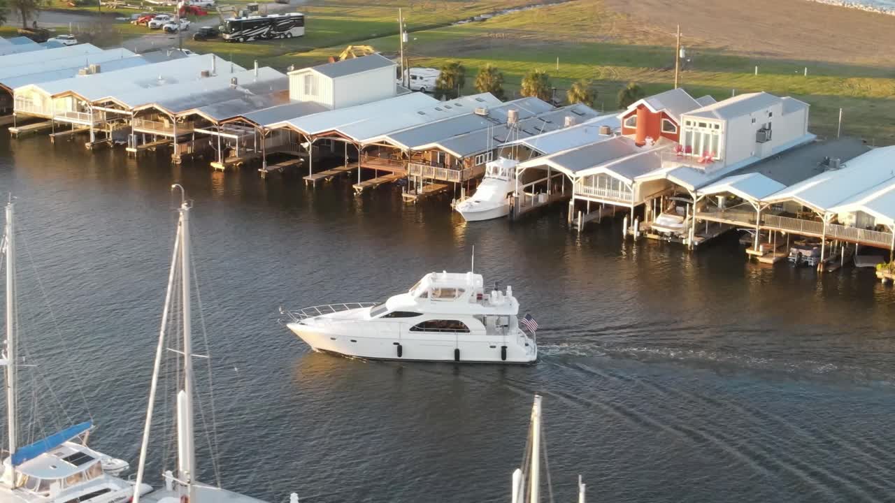 Yacht a motore di lusso privato che torna al porto di New Orleans, Louisiana, USA.