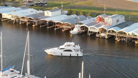 Yate-A-Motor-De-Lujo-Privado-Que-Regresa-Al-Puerto-De-Nueva-Orleans,-Luisiana,-EE.UU.