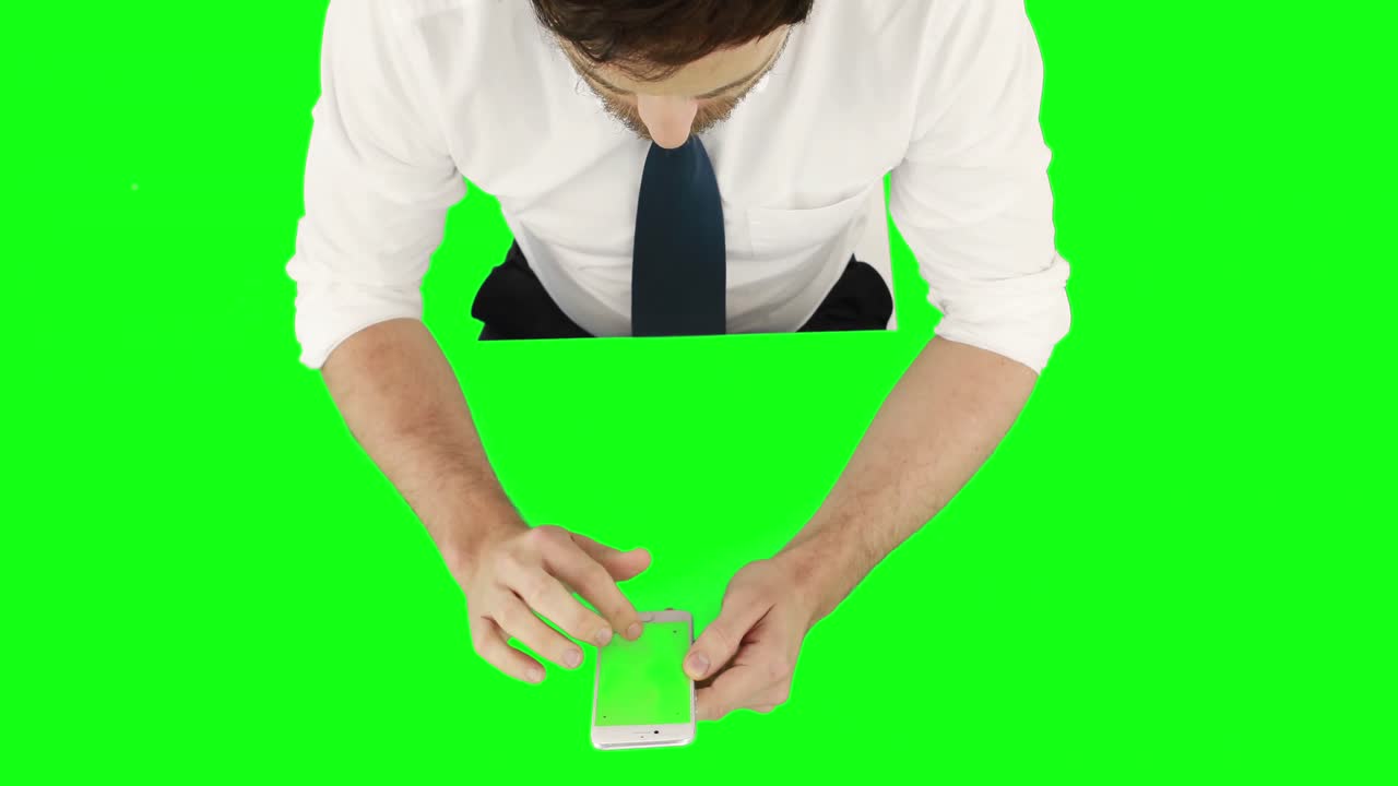 visión general de un hombre de negocios usando un teléfono inteligente y haciendo una llamada telefónica