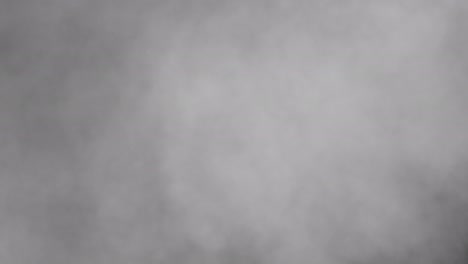 abstracto bucle sin costuras corriente de nube de humo blanca moverse en un fondo negro fondo de animación cinematográfica para el misterio, el horror, el concepto de fondo de halloween. animación de ambiente de vapor de niebla 4k 3d